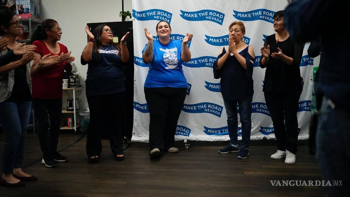 $!Erika Márquez (c) dirige una reunión en la organización sin ánimo de lucro Make the Road Nevada, donde trabaja como organizadora de inmigración y justicia.