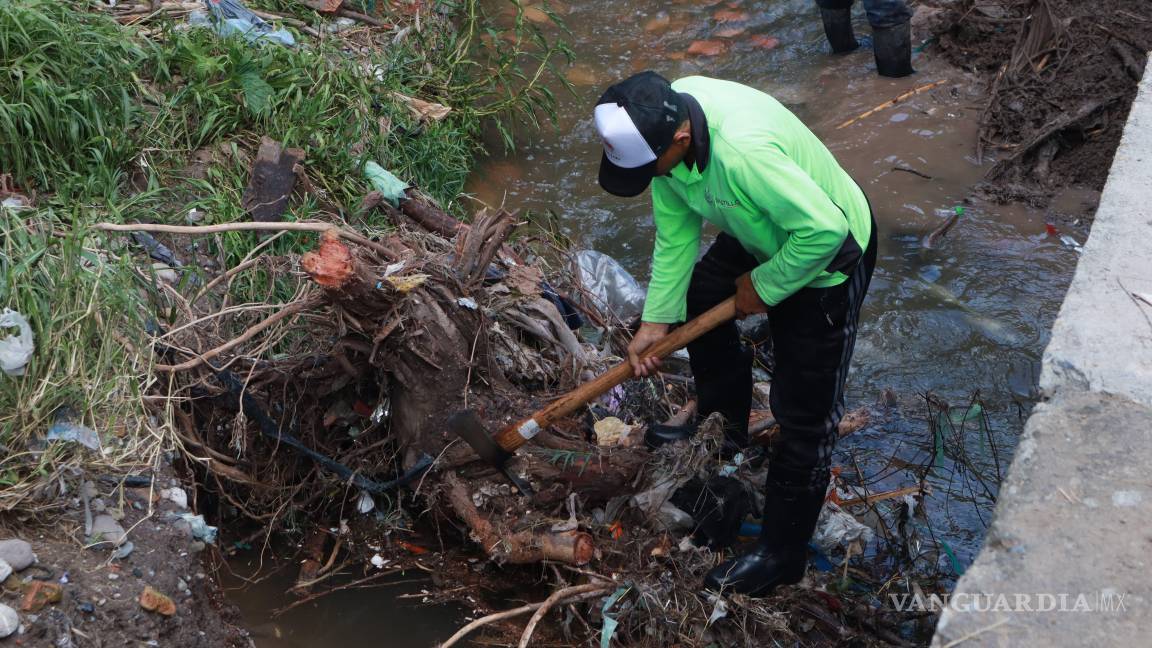 $!Se retiró basura y escombro del arroyo en la colonia Río Verde para prevenir riesgos de inundación.