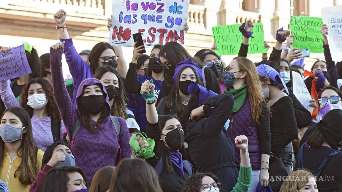 $!Mujeres marchando con pancartas moradas: “Miles de voces se unen en Saltillo para exigir justicia y equidad.”