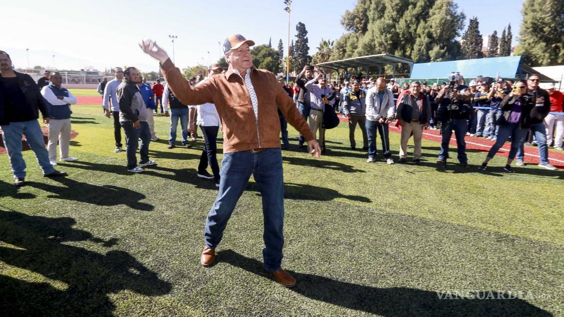 $!El alcalde de Saltillo, José María Fraustro Siller, fue el encargado de lanzar la primera bola en la inauguración del campo de beisbol del Ateneo Fuente.