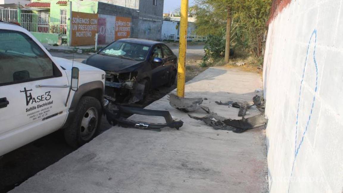 $!Elementos de Tránsito Municipal aseguraron el vehículo tras los daños ocasionados a infraestructura del municipio.