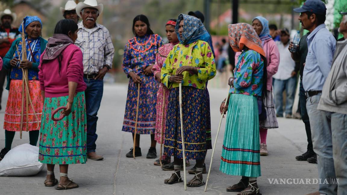 $!Las corredoras rarámuri escuchan instrucciones antes del inicio de la carrera de Arihueta en Cuiteco, México.