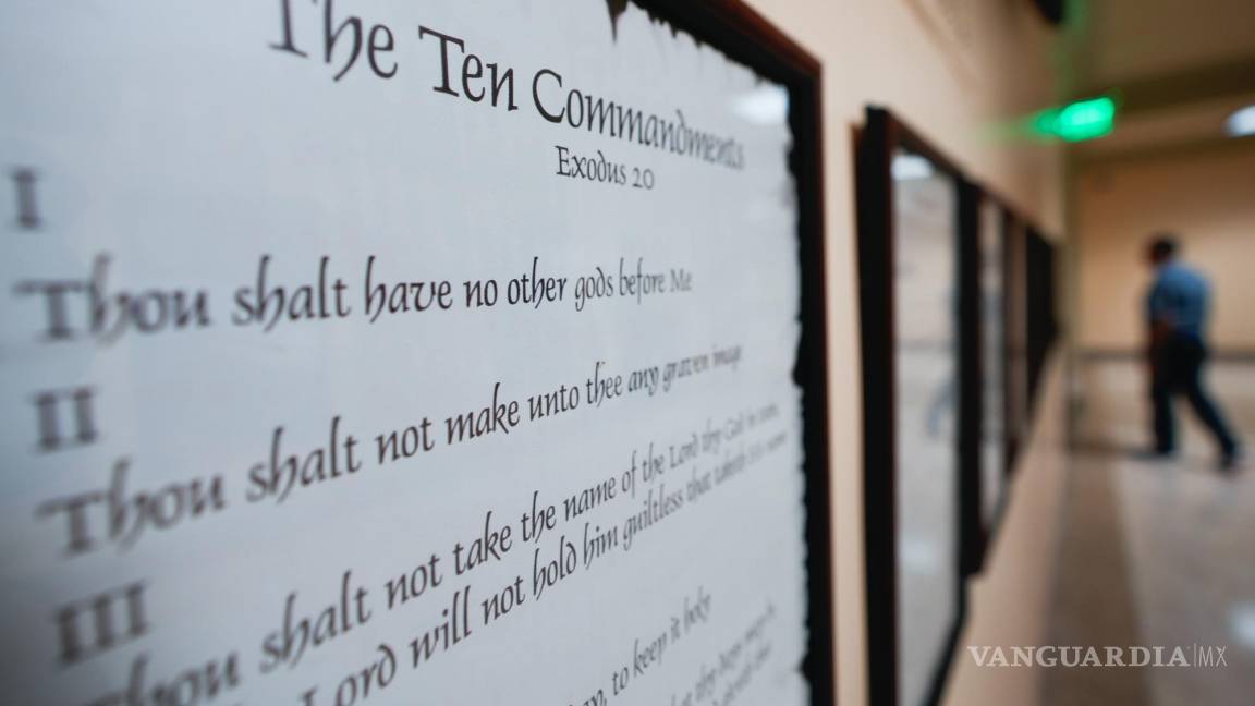 $!Una copia de los Diez Mandamientos se ve colocada junto a otros documentos históricos en un pasillo del Capitolio de Georgia, el 20 de junio de 2024 en Atlanta.