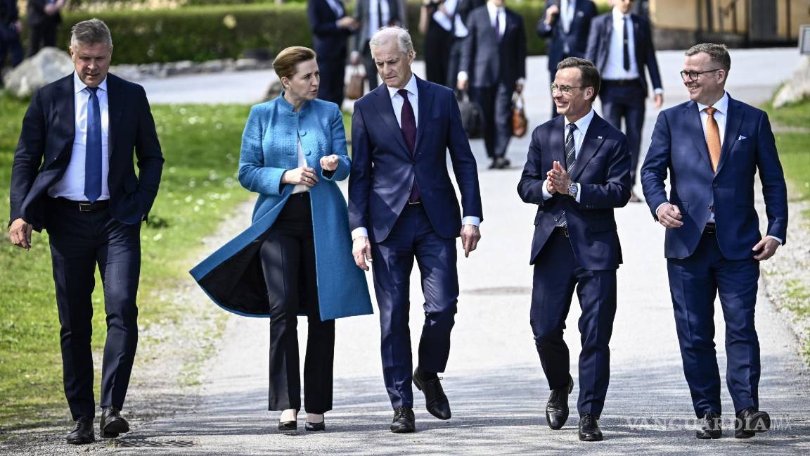 $!El primer ministro de Suecia Ulf Kristersson (segundo desde la derecha), con los primeros ministros de los países nórdicos.