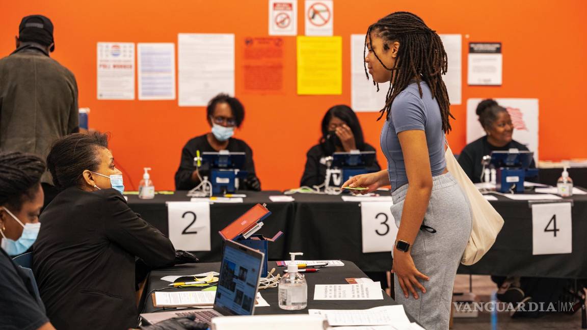 $!Una mujer recibe instrucciones de un voluntario de un centro de votación en Atlanta.