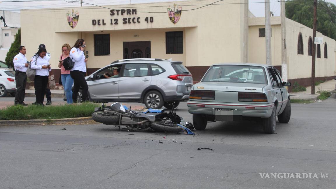 Motociclista termina debajo de auto que le quitó derecho de paso, al norte de Saltillo