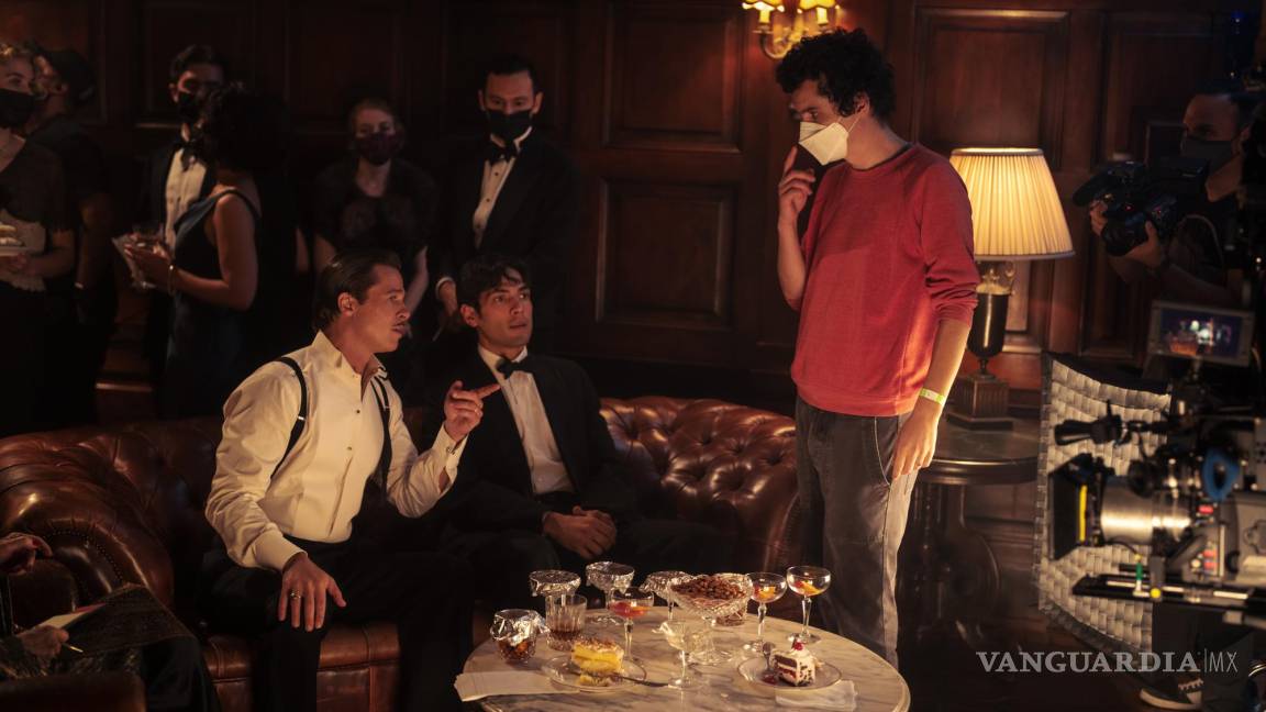 $!Brad Pitt, Diego Calva y el irector Damien Chazelle en el set de Babylon.