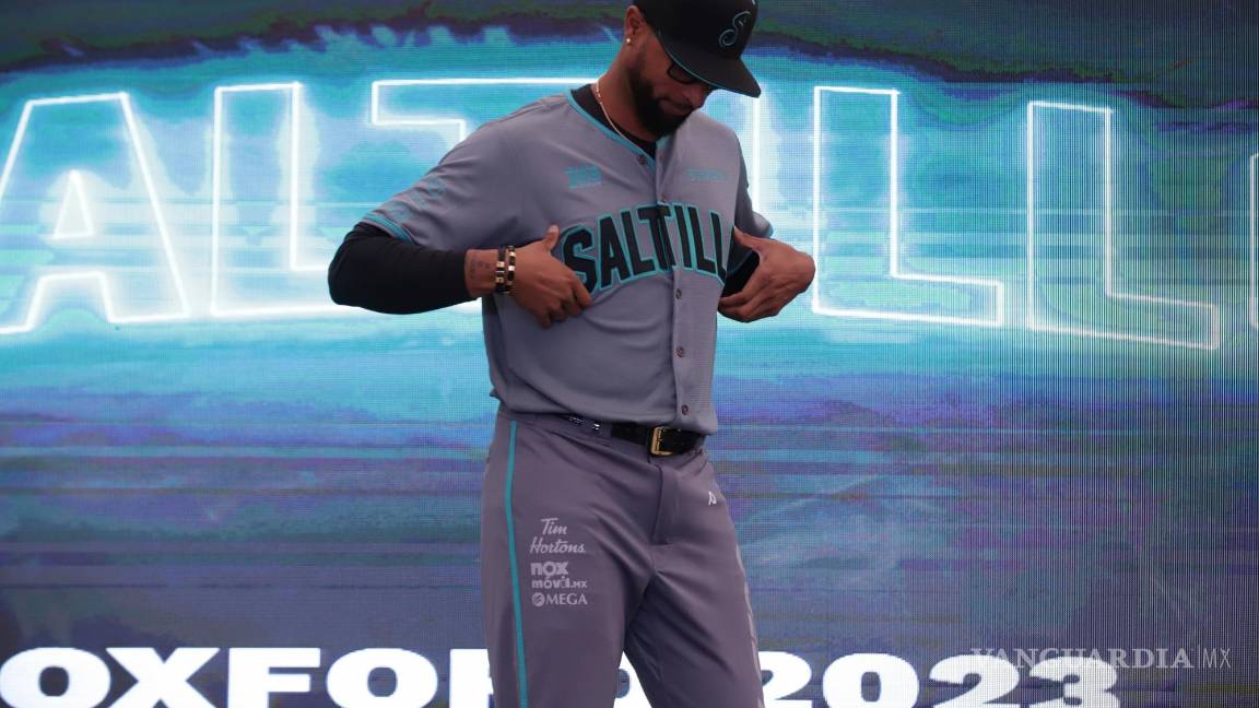 $!Henry Urrutia confesó que su uniforme favorito es justamente el gris que portó durante la presentación.