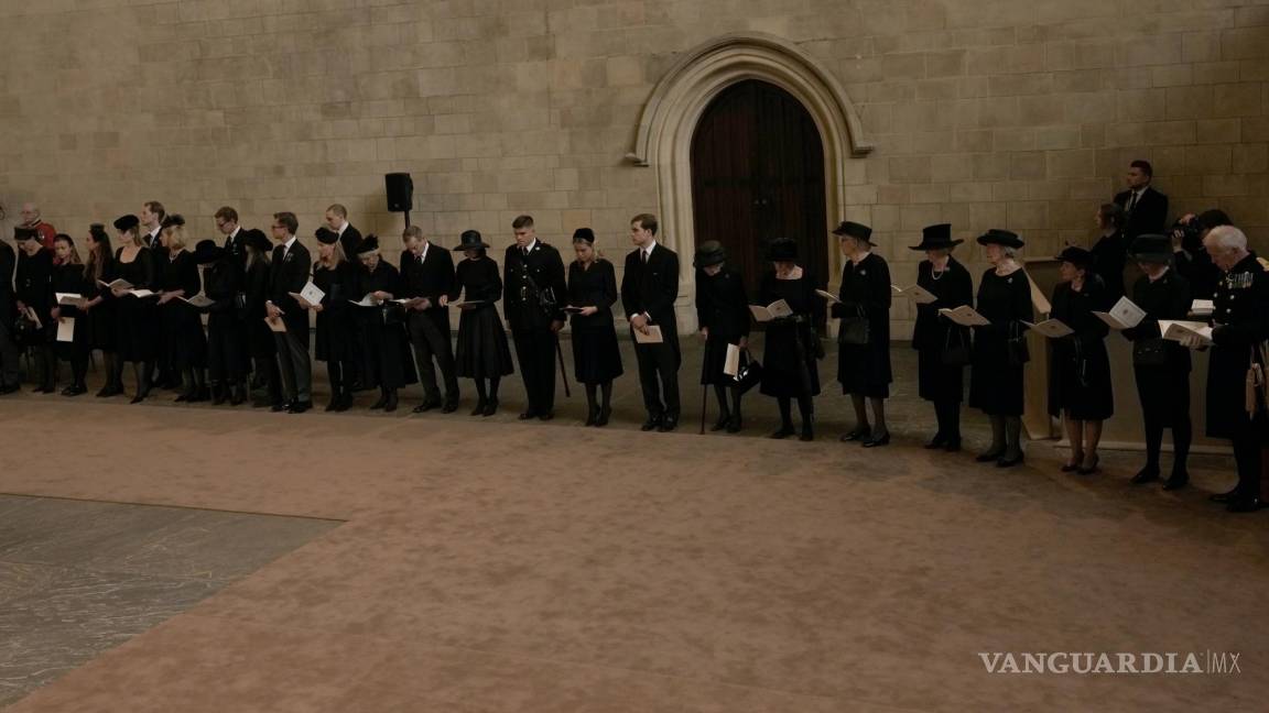 $!Los invitados asisten a una ceremonia para la reina Isabel II en Westminster Hall en Londres.