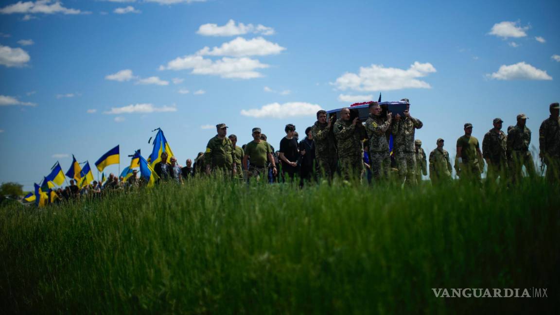 $!Soldados ucranianos cargan el ataúd de Volodymyr Losev, de 38 años, en su funeral en Zorya Truda en la región de Odesa, Ucrania.