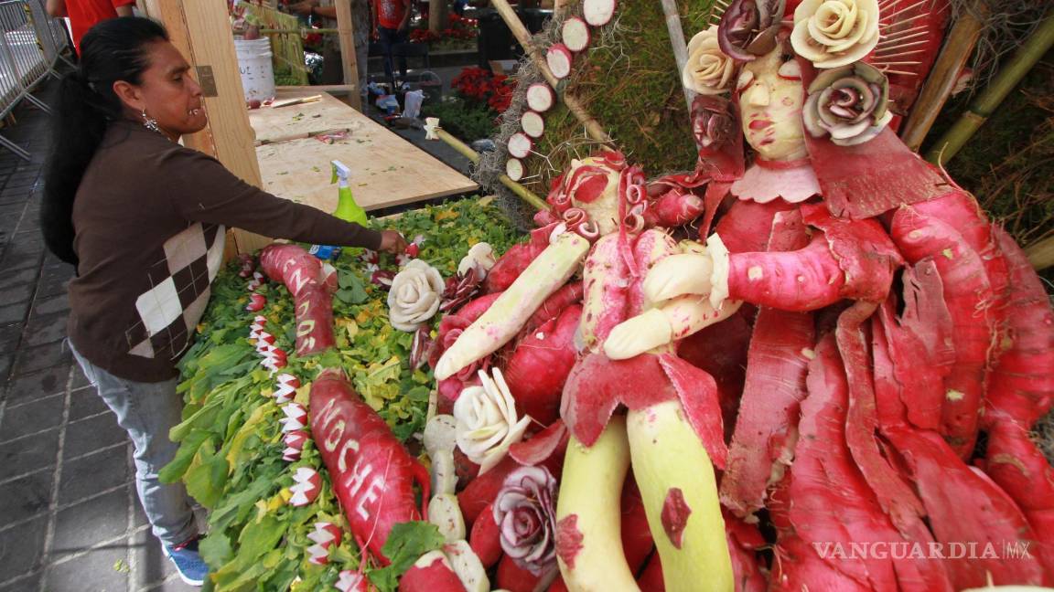 $!Este 23 de diciembre, cómo ya es tradición desde hace más de 120 años, hortelanos oaxaqueños participan en la Noche de Rábanos, concurso en el que los artesanos crean diversas obras, que van desde tradiciones e historias oaxaqueñas hasta pasajes bíblicos.