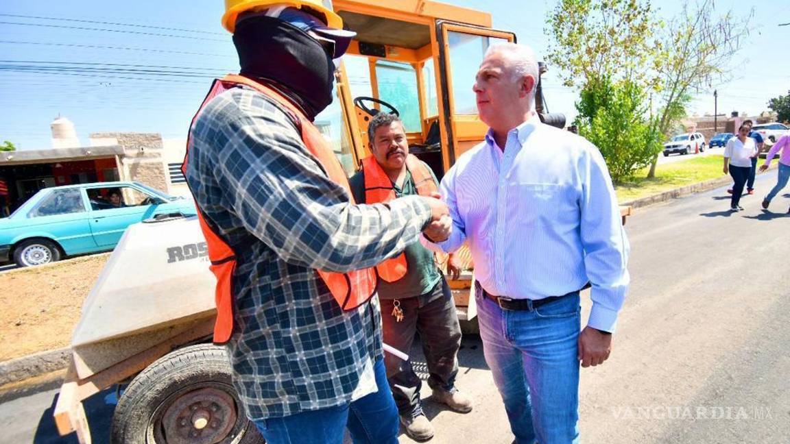 Alcalde de Torreón supervisa pavimentación en la colonia Loma Real II