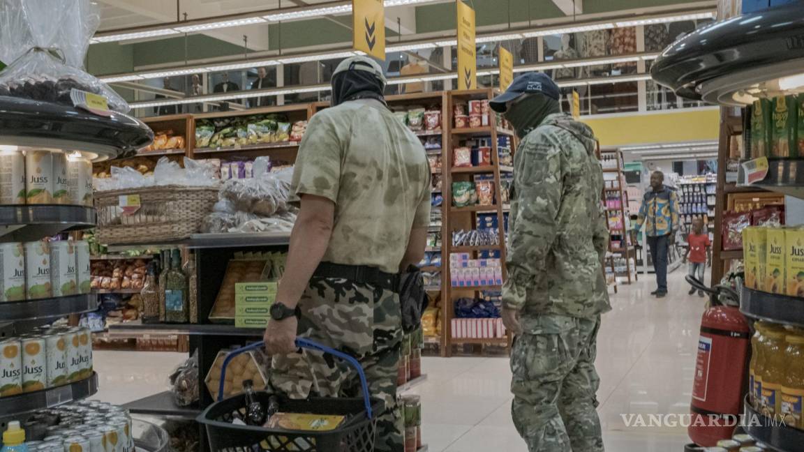 $!Mercenarios rusos compran en Bangui Mall, un lujoso supermercado utilizado principalmente por el personal de las embajadas y organizaciones no gubernamentales en Bangui, la capital de la República Centroafricana, el 29 de octubre de 2022. (Mauricio Lima/The New York Times)