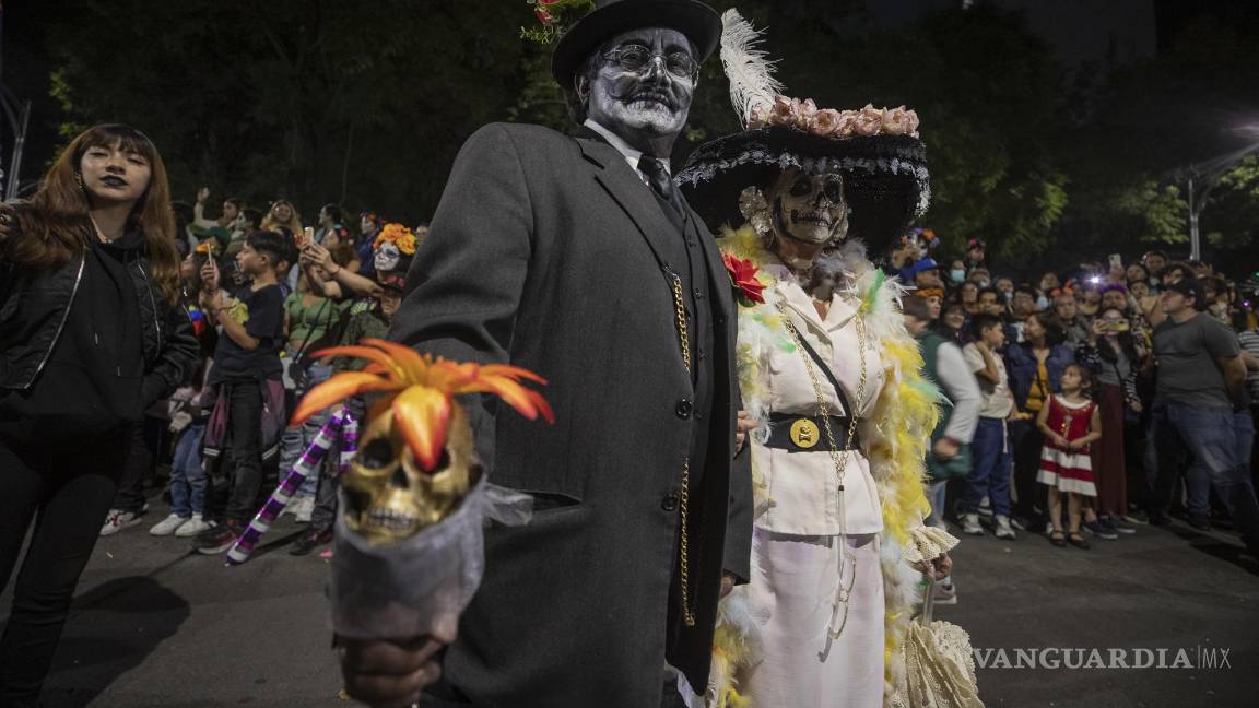 $!Personas caracterizadas de Catrinas participan en la Procesión de Catrinas como parte de las celebraciones por el Día de Muertos, en Ciudad de México.
