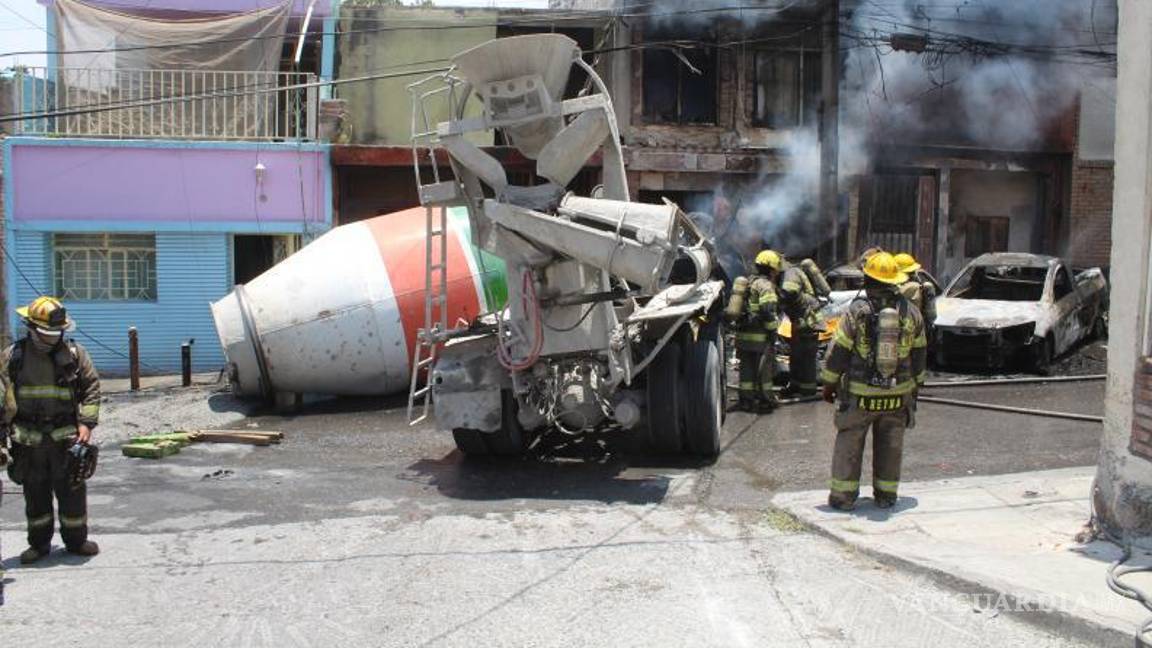 $!Elementos de Bomberos trabajan para sofocar el incendio que consumió al menos tres vehículos.