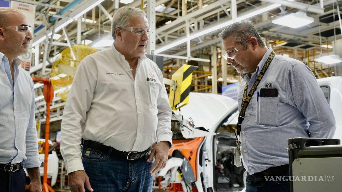 $!Mario Mata Quintero, director de Fomento Económico y Turismo (izq.) en compañía de Chema Fraustro visitaron una planta.