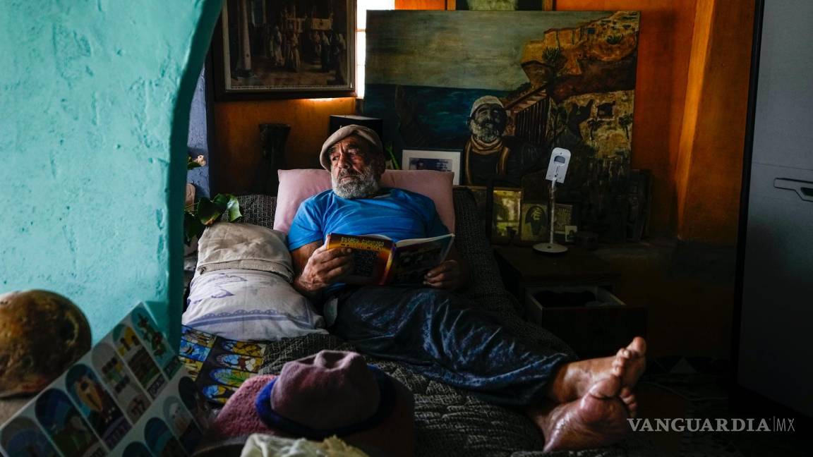 $!Nissim Kahlon descansa en una cama de su hogar, tallado en unos acantilados de arenisca frente al mar Mediterráneo en Herzliya, Israel.