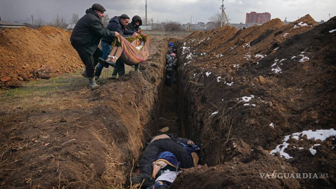 $!Cadáveres, depositados en una fosa común a las afueras de Mariúpol, Ucrania, el 9 de marzo de 2022.