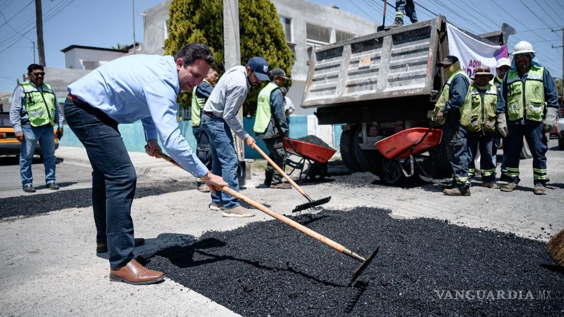 $!El alcalde Javier Díaz supervisó los trabajos de bacheo en la colonia Vista Hermosa.