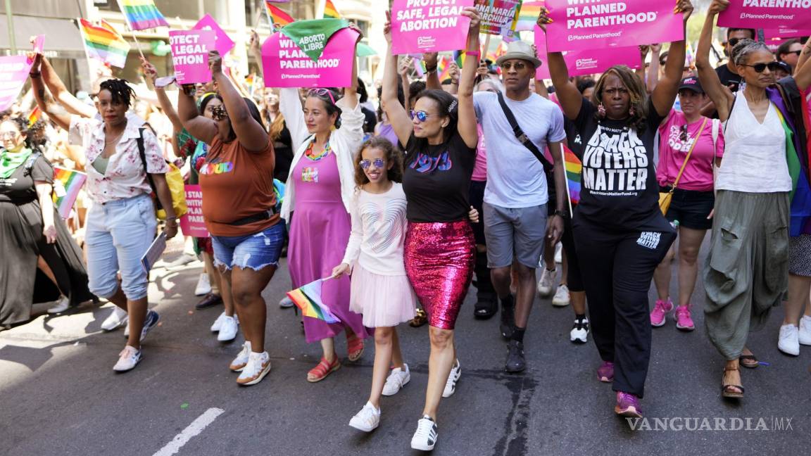 $!Representantes de Planned Parenthood caminan en la Marcha del Orgullo de Nueva York en Nueva York.