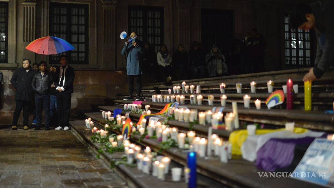 $!Recuerda comunidad LGBT en Saltillo a magistrade Ociel Baena con vigilia