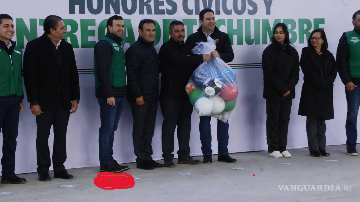 $!Este martes, Gabriel Elizondo (tercero de izquierda a derecha), acompañó al alcalde Javier Díaz en la entrega de una tecumbre en el Cobac “Francisco Ealy Ortiz”.