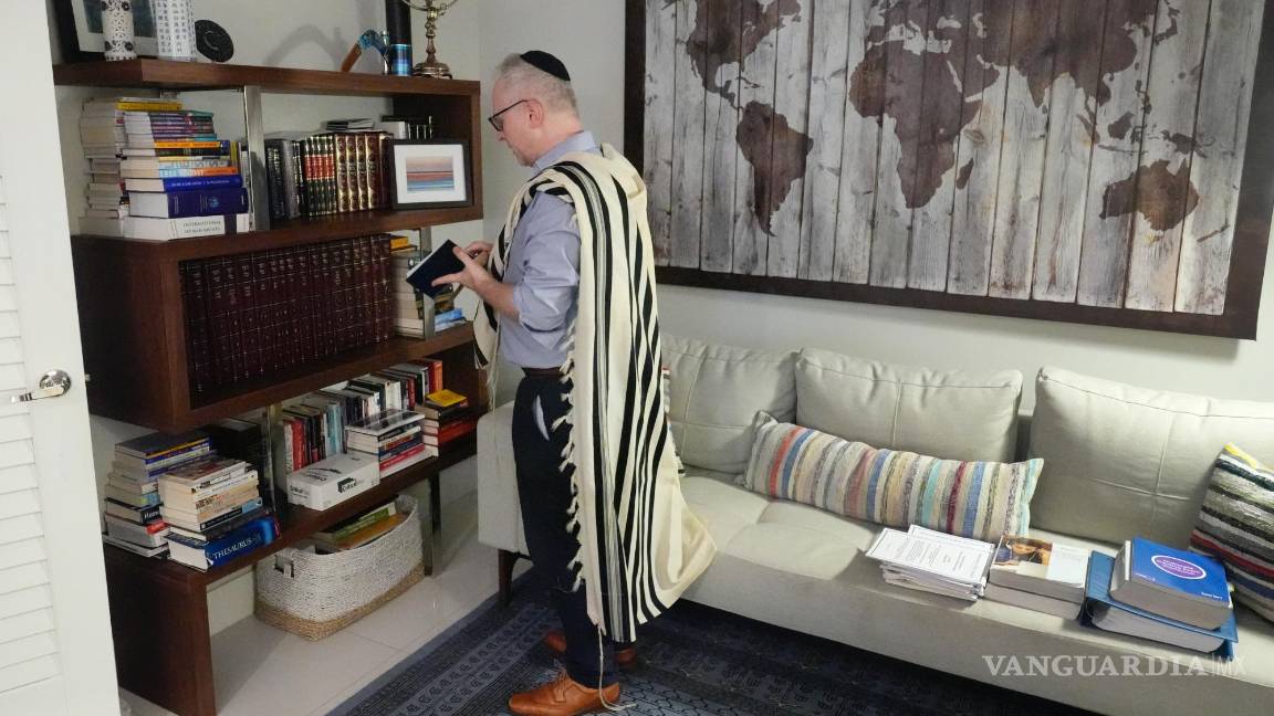 $!Daniel Gammerman reúne artículos de oración que usará para celebrar en privado en su casalas Fiestas Mayores judías en Miami.