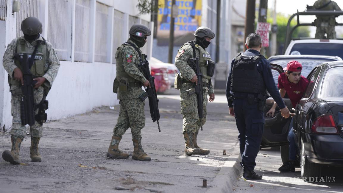 $!Policías y soldados revisan a conductores en un control de seguridad en Culiacán, en el estado de Sinaloa, México, el miércoles 26 de febrero de 2025.
