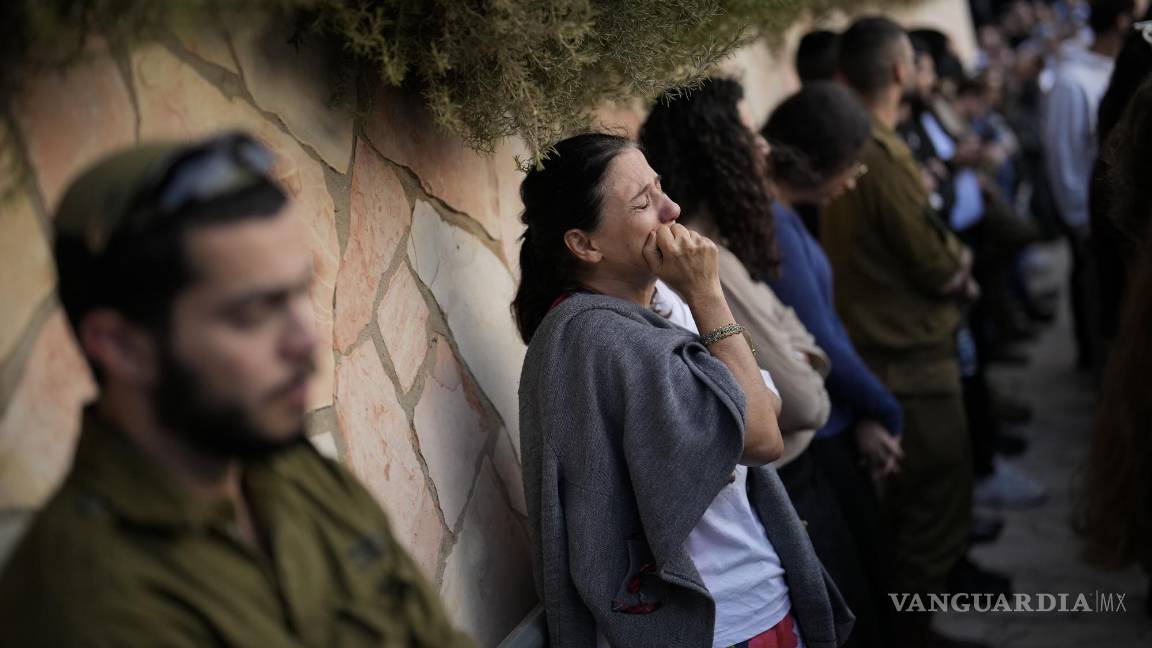 $!Dolientes se lamentan durante el funeral del soldado israelí Benjamin Loeb, quien también tenía nacionalidad francesa, el martes 10 de octubre de 2023, en Jerusalén. Loeb murió el sábado cuando miembros de Hamas llevaron a cabo un ataque sin precedentes contra distintos puntos de Israel. (AP Foto/Francisco Seco)