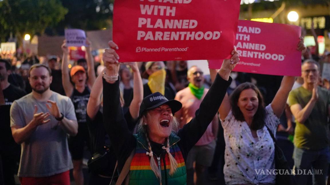$!Los partidarios del derecho al aborto corean consignas frente a una clínica de Planned Parenthood durante una protesta en West Hollywood, California.