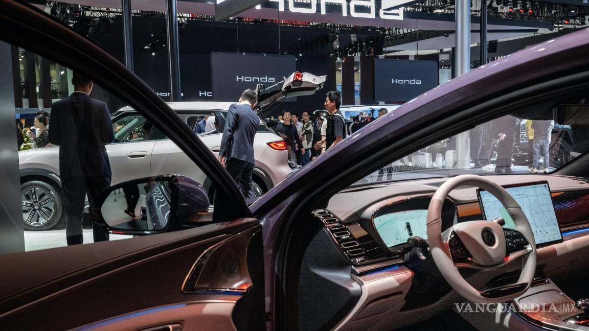 $!Un automóvil eléctrico Xpeng en exhibición en el salón del automóvil de Beijing