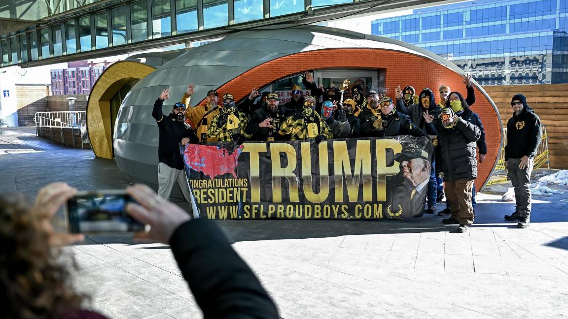$!Los miembros del grupo Proud Boys llegan a Union Station para las ceremonias de inauguración del presidente electo Donald Trump, en Washington