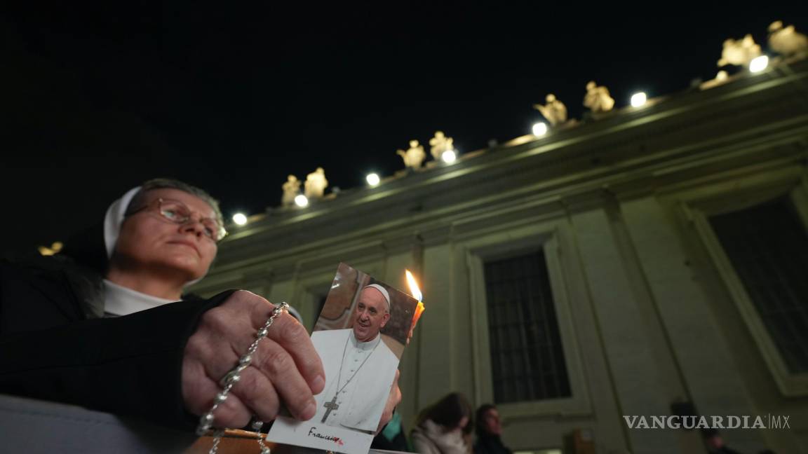 $!Personas rezan el rosario por la salud del papa Francisco en la Plaza de San Pedro del Vaticana.