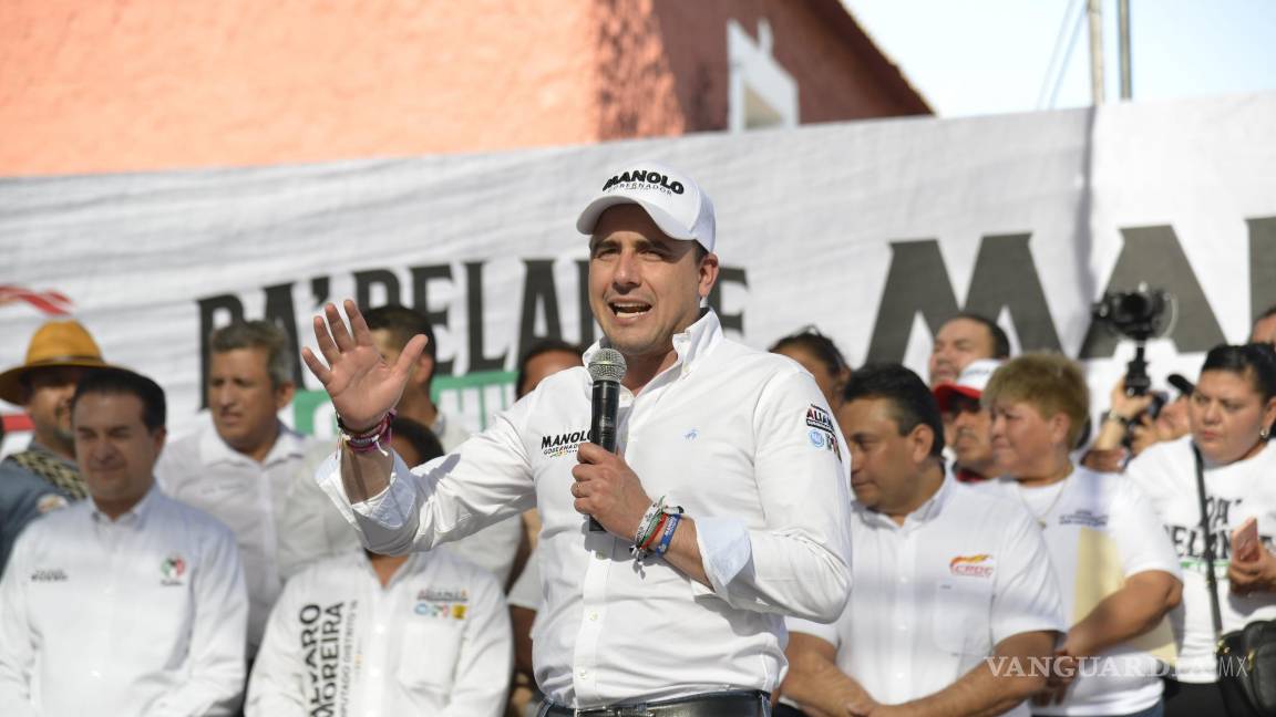 $!El candidato estuvo acompañado de su equipo durante el evento, el cual se llevó a cabo en la plaza de las Ciudades Hermanas.