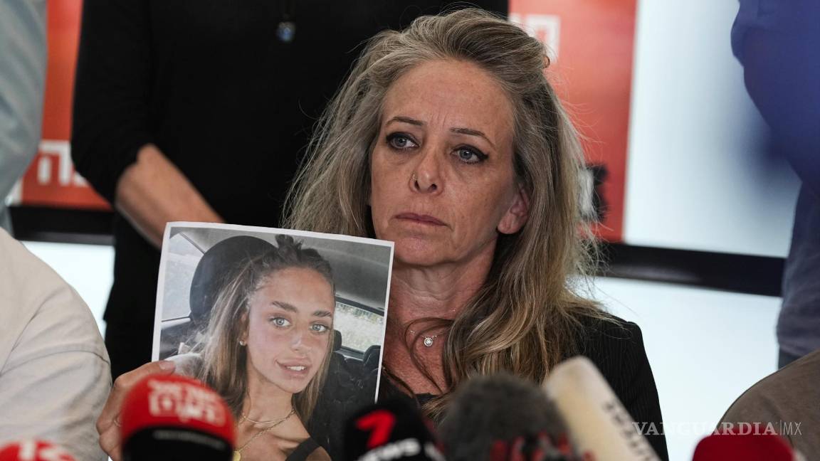 $!Keren Schem, madre de Mia Schem, una joven israelí que fue secuestrada por milicianos de Hamas en conferencia de prensa en Tel Aviv.