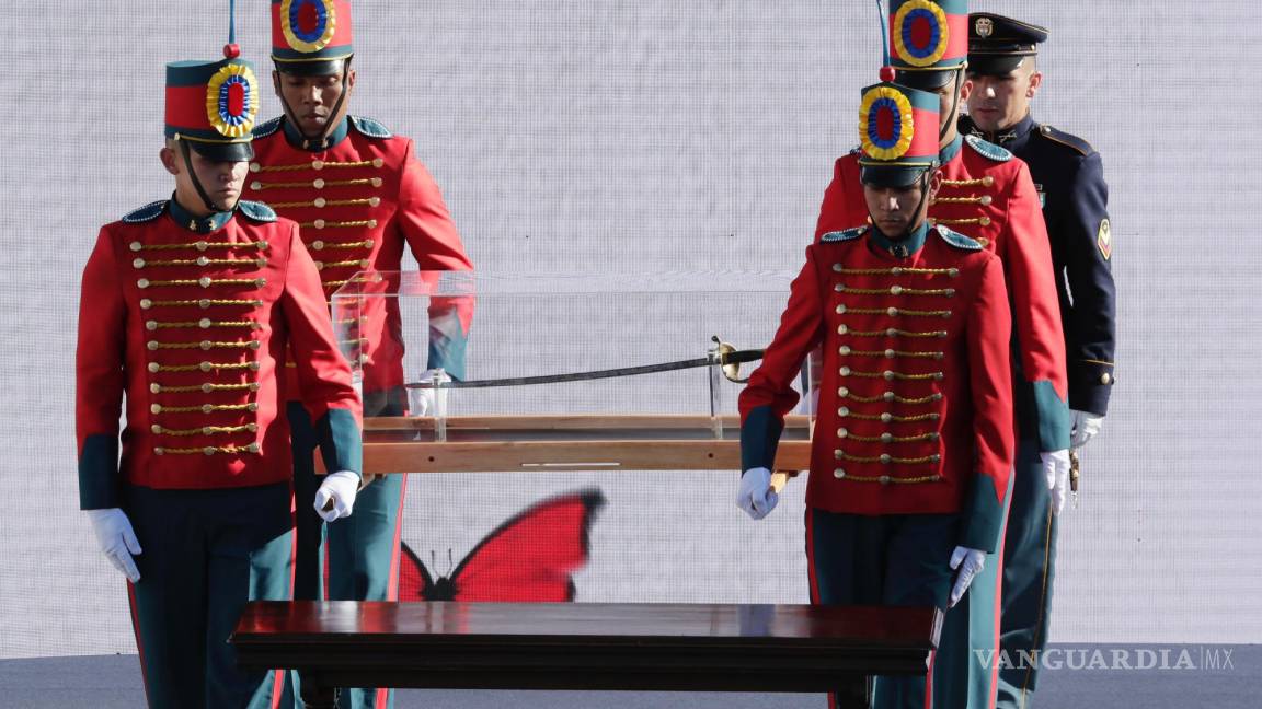 $!Cadetes ingresan con la espada de Bolívar en la ceremonia de investidura del presidente de Colombia, Gustavo Petro en la Plaza Bolívar de Bogotá, Colombia.