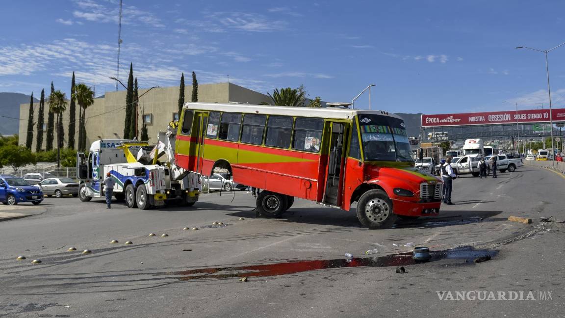 $!Personal de tránsito y una grúa trabajaron en la remoción del camión volcado.