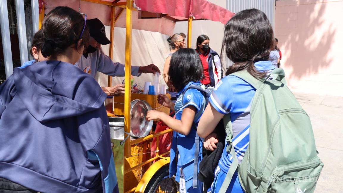Sin freno venta de comida chatarra afuera de escuelas de Saltillo, pese a altos niveles de obesidad infantil