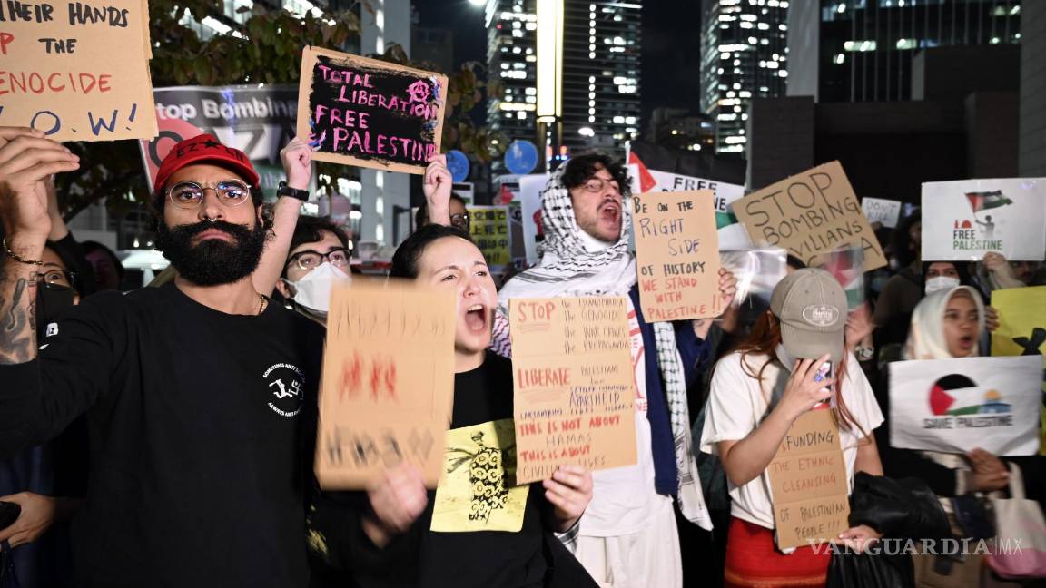 $!Manifestantes se reúnen cerca de la embajada de Estados Unidos en Tokio, Japón, para mostrar solidaridad con el pueblo palestino en Gaza.