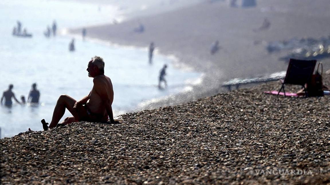 $!La gente disfruta del clima cálido en la playa Deal en Kent, Reino Unido.
