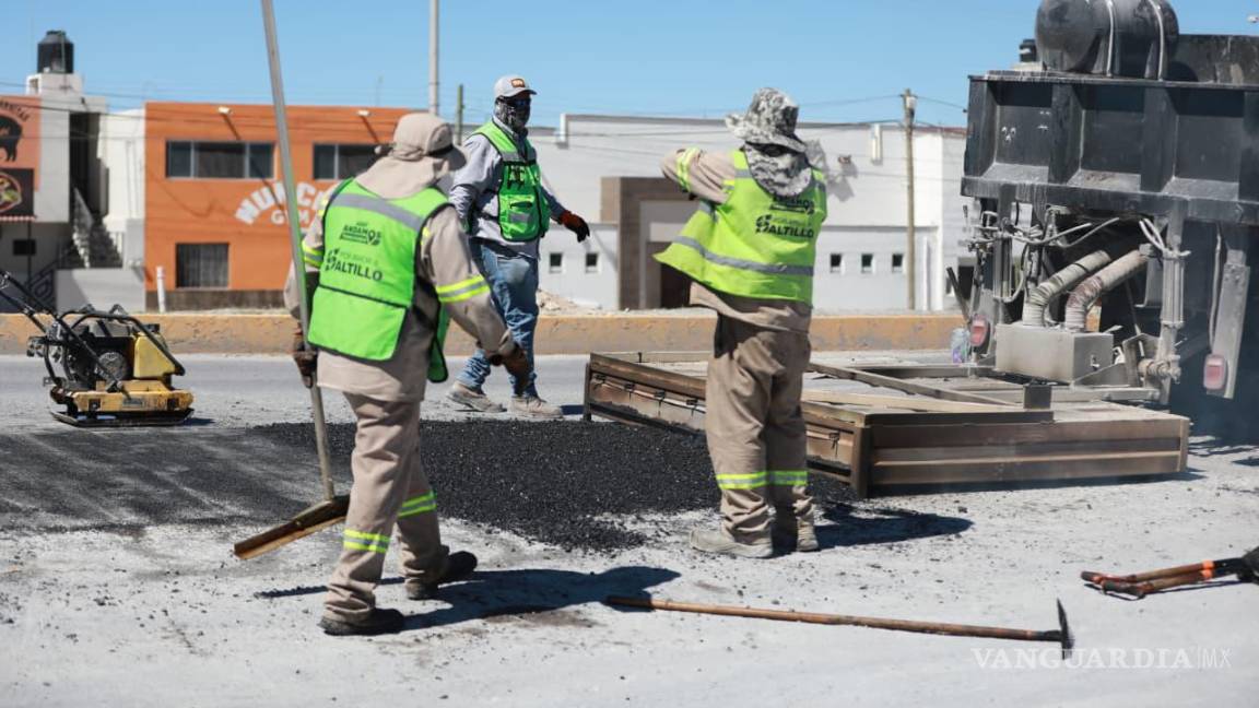 $!Personal de Infraestructura y Obra Pública intervino tramos del bulevar Isidro López Zertuche y Antonio Cárdenas para corregir hundimientos y desgaste en la carpeta asfáltica.