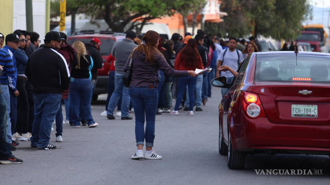 $!A las 8:00 de la mañana, cuando inició la recepción de documentos, la fila rodeaba la cuadra, evidenciando el interés por las vacantes.