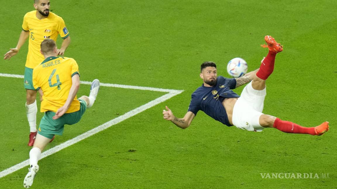 $!Olivier Giroud intenta una “chilena” durante el juego contra Australia.