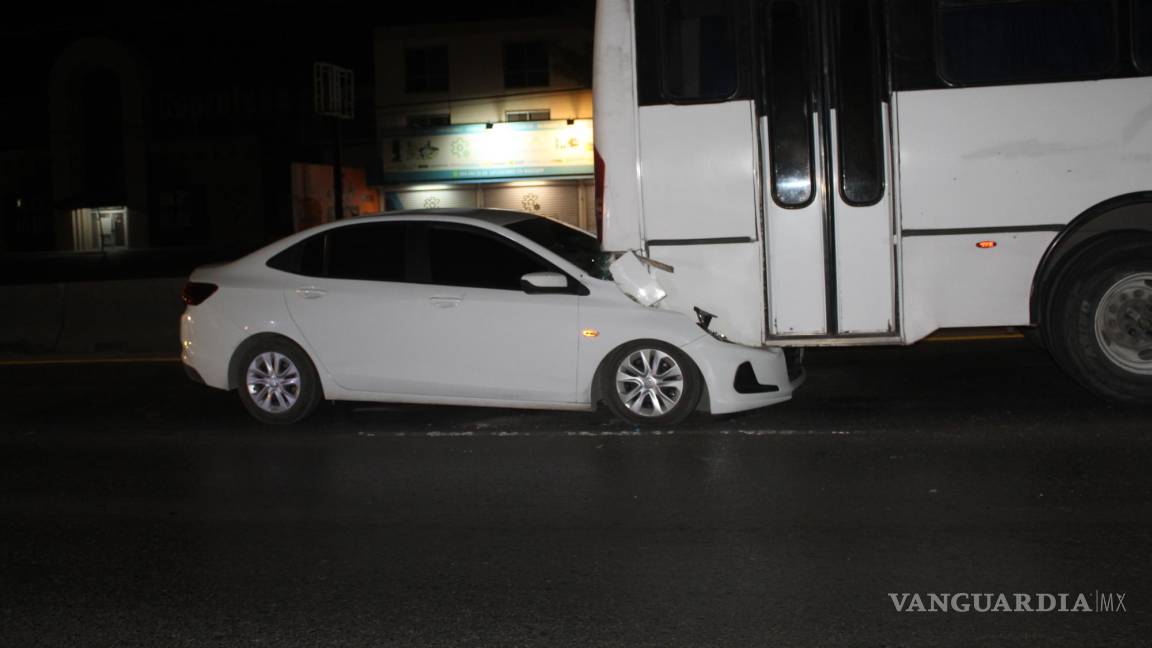 Se estrella contra transporte de personal y genera caos vehicular en periférico LEA de Saltillo