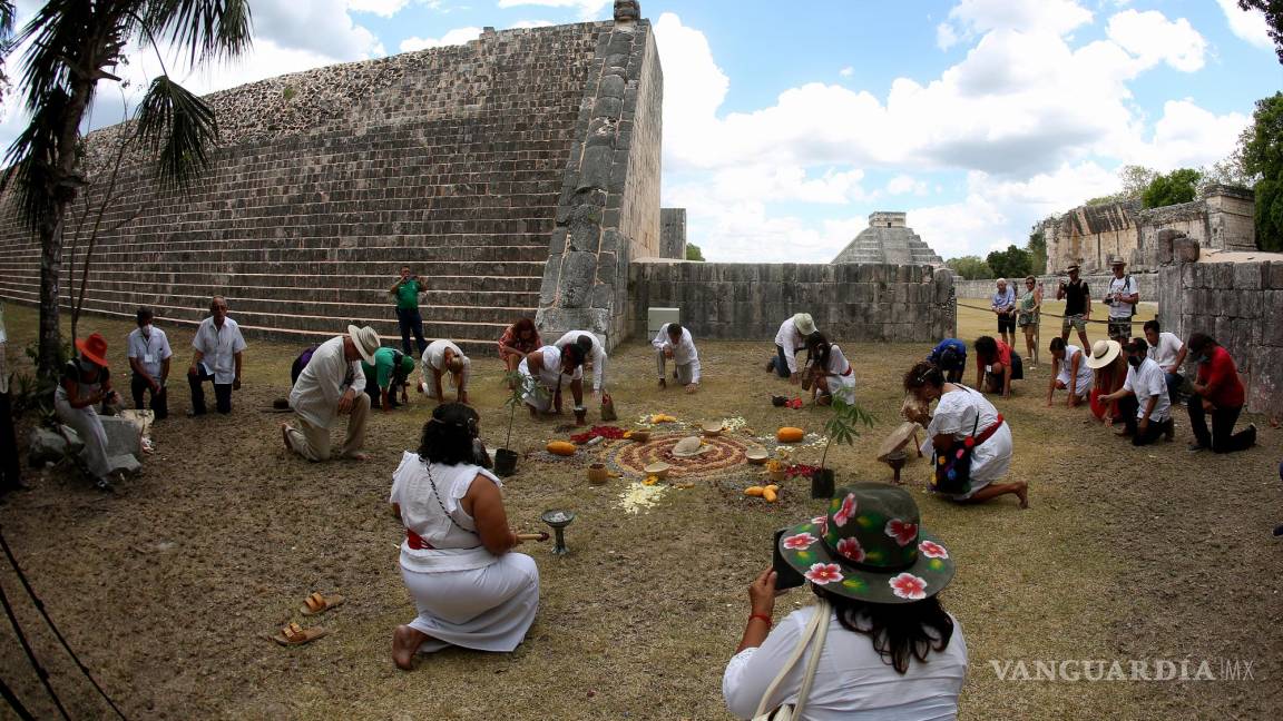 $!Indígenas y ambientalistas asisten a la ceremonia del Día Internacional de la Madre Tierra hoy, en la zona arqueológica de Chichén Itzá, Yucatán.
