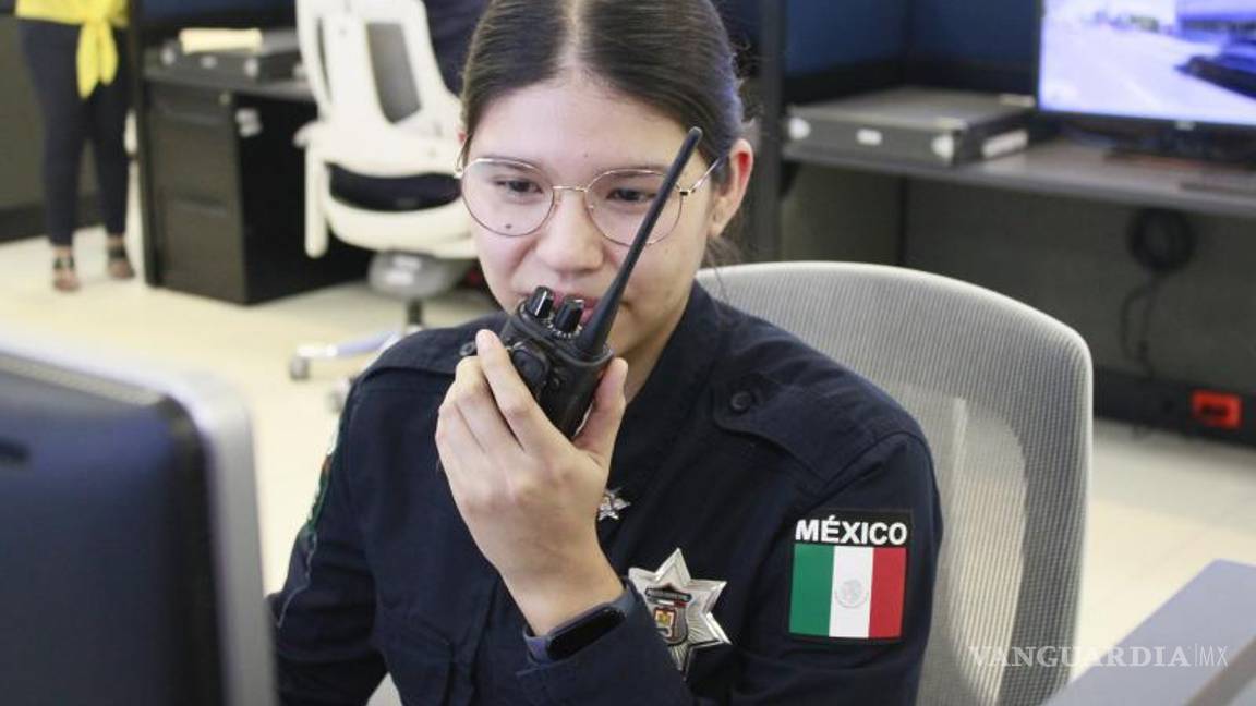 $!Angélica Aurora trabaja en el C2 como radio operadora, y apoya a los oficiales vía remota.