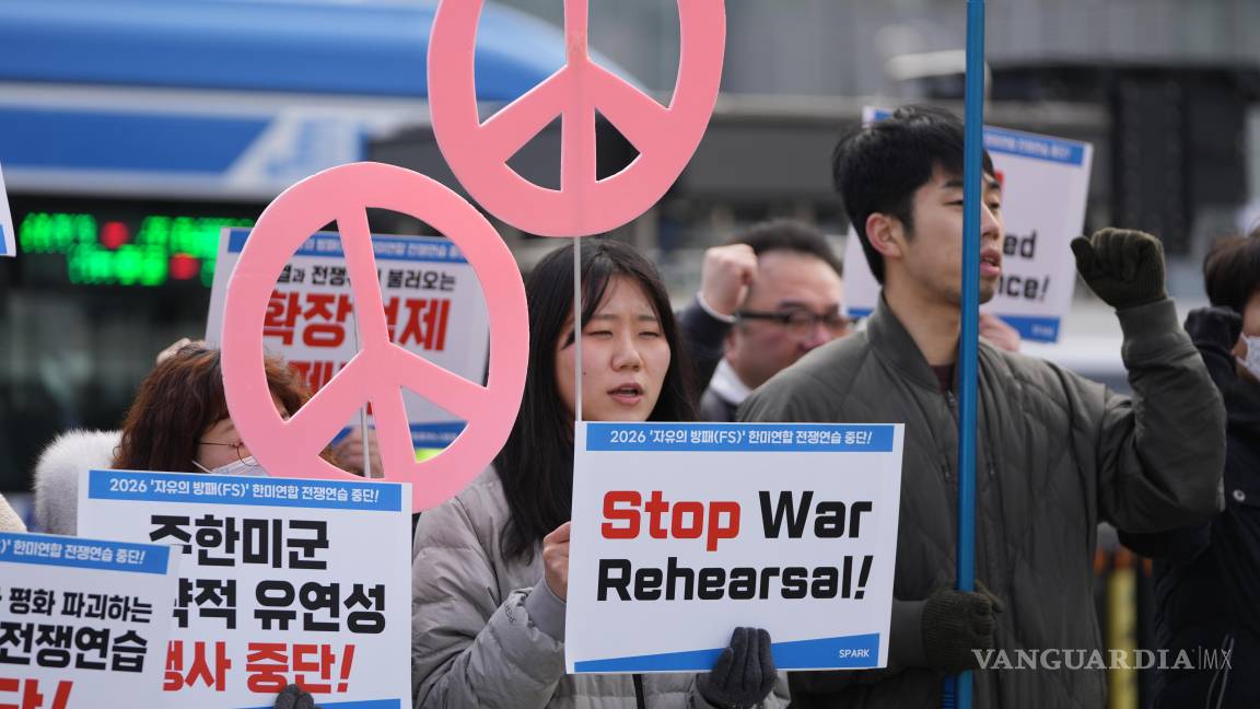 $!Manifestantes sostienen carteles en contra de las maniobras militares conjuntas de Estados Unidos y Corea del Sur ante la embajada estadounidense en Seúl.