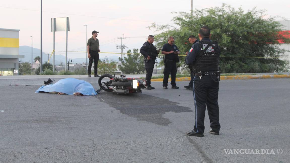 Repartidor de comida muere al chocar en su moto; camioneta se le atravesó en Ramos Arizpe