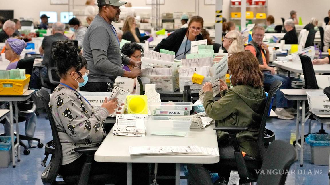 $!Funcionarios electorales procesan las papeletas de votación por correo antes del primer día de escrutinio en el condado de Maricopa.