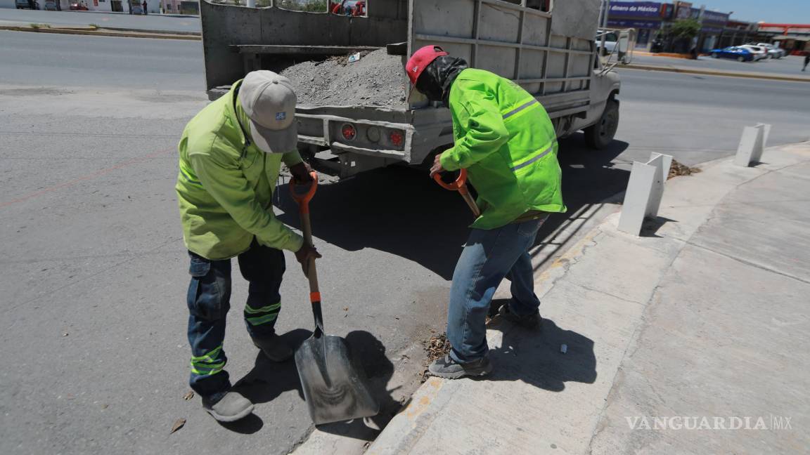 $!Trabajadores de la Dirección de Infraestructura y Obra Pública realizan labores en la colonia Villas de San Lorenzo, con el objetivo de mejorar las condiciones viales en este sector de la ciudad, atendiendo las demandas de los vecinos.